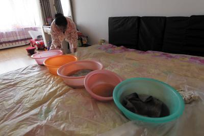 恩平楼上漏水，住户失联，小区没物管，业主维权难！律师来支招……